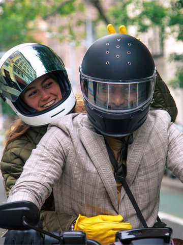 バイクに乗っている2人